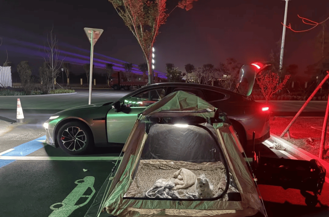 国庆期间年轻人旅行掀起“帐篷过夜”热潮AG真人澳门百家家乐不住酒店住帐篷！(图2)